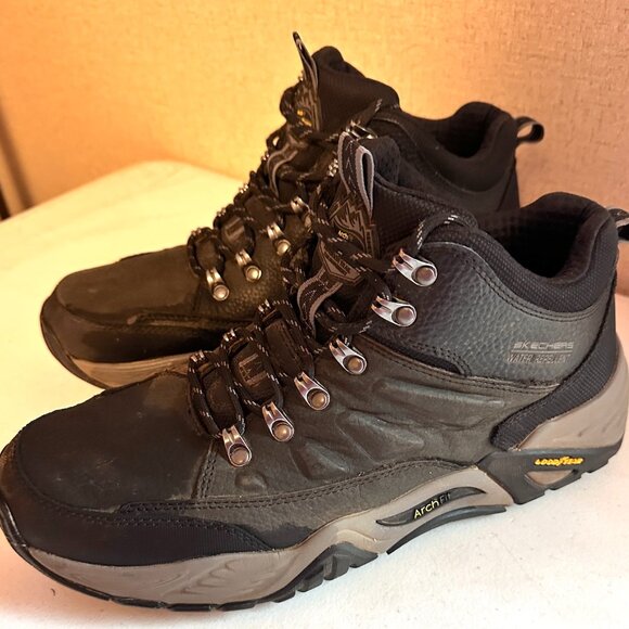 Skechers Arch Fit Recon Men's size 10.5 Water repellant - Picture 1 of 8